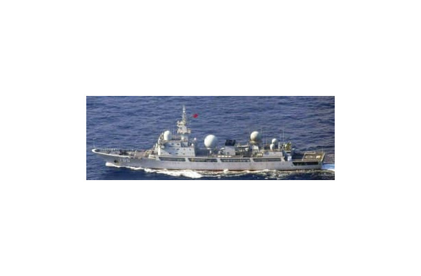 20日に鹿児島県の奄美大島付近を通過した中国海軍の情報収集艦（防衛省統合幕僚監部提供）