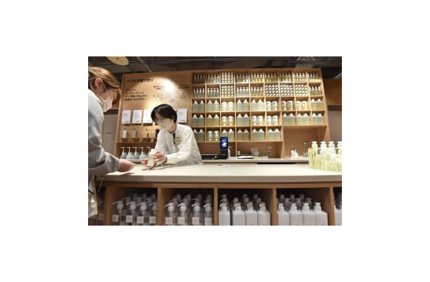「無印良品」の新店舗にある、ヘアケア製品を量り売りするコーナー＝21日、広島市
