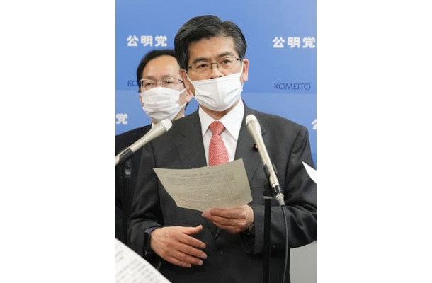 会談を終え、取材に応じる公明党の石井幹事長＝21日午後、国会