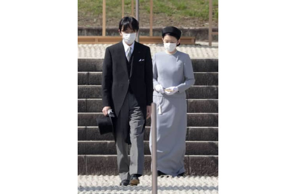明治天皇陵を参拝された秋篠宮ご夫妻＝22日午後、京都市伏見区（代表撮影）