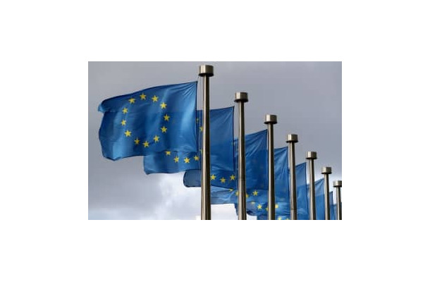 欧州連合（EU）本部にはためく旗＝ブリュッセル（ロイター＝共同）
