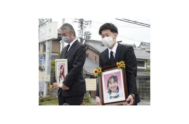 法要後、取材に応じる遺族代表の中江美則さん（左）と小谷真樹さん＝23日午前、京都府亀岡市