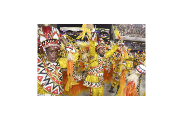 ブラジル・リオデジャネイロのカーニバルに参加し両腕を上げて踊るアデル・バクールさん（中央）＝23日（共同）