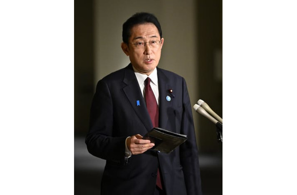 北海道・知床半島沖の観光船浸水事故についての質問に答える岸田首相＝24日未明、首相官邸