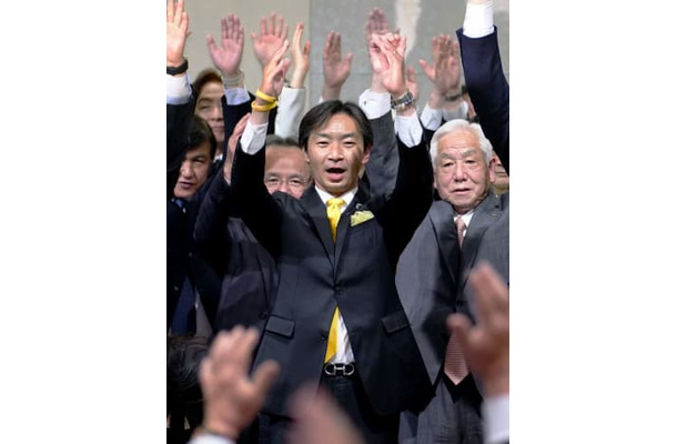 参院石川選挙区補選で当選を確実とし、万歳する宮本周司氏（中央）＝24日夜、金沢市