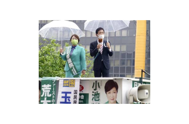 街頭演説する国民民主党の玉木代表（右）と「ファーストの会」の荒木千陽代表（右）＝24日午後、東京都新宿区