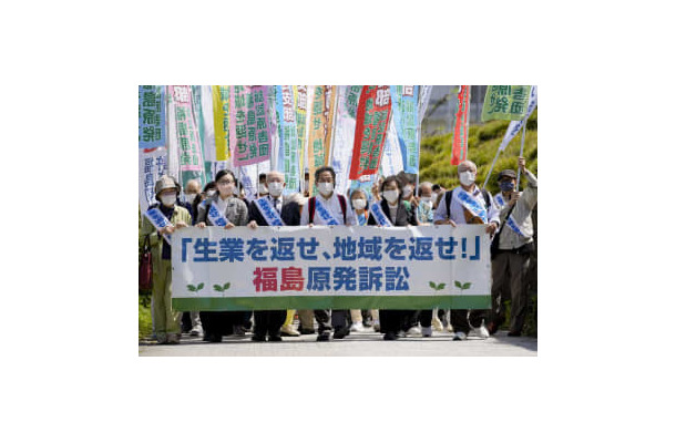 東京電力福島第1原発事故で生活基盤を奪われたとして住民や避難した人らが国に損害賠償を求めた訴訟の上告審弁論のため最高裁へ向かう原告や弁護団＝25日午後、東京都千代田区