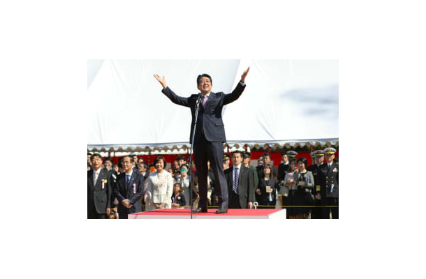 「桜を見る会」であいさつする安倍首相（当時）＝2019年4月、東京・新宿御苑