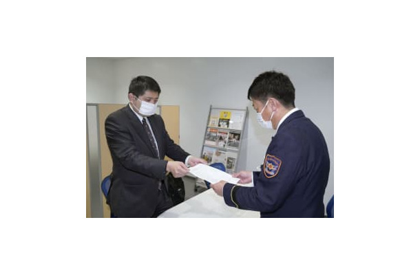 山口県美祢市消防本部に公務災害の認定を求める申請書を提出する、竹田勇二さんの両親の代理人弁護士（左）＝26日午前