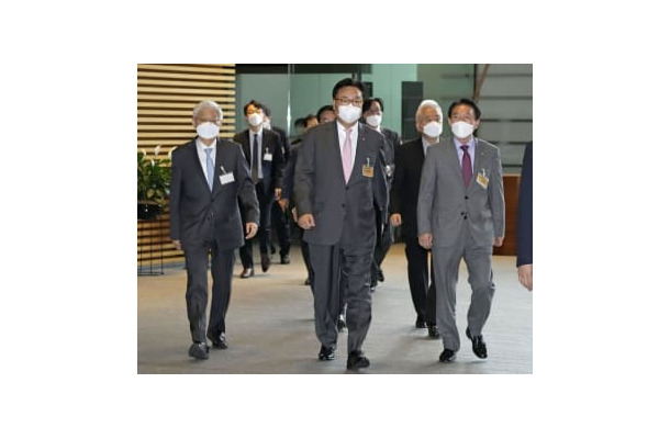 岸田首相表敬に向かう韓国の政策協議代表団＝26日午前、首相官邸