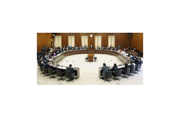 国会で開かれた参院憲法審＝27日午後