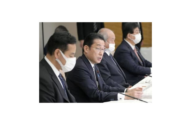 経済財政諮問会議であいさつする岸田首相（左から2人目）＝27日午後、首相官邸