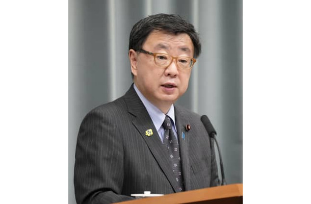 記者会見する松野官房長官＝28日午前、首相官邸