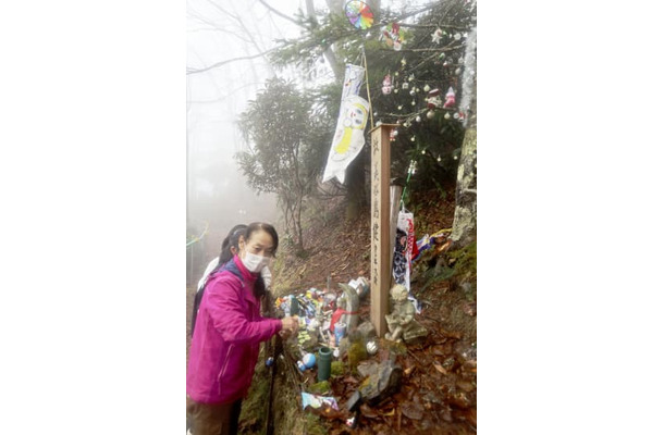 事故で亡くなった美谷島健君の墓標にこいのぼりを飾る中村香代子さん＝29日午前、群馬県上野村