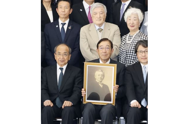 「三菱の大番頭」と呼ばれた荘田平五郎の献花式典に参列したひ孫の八巻直一さん（後列中央）。前列左は大分県の広瀬勝貞知事＝30日午後、大分県臼杵市