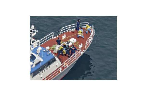 観光船「KAZU　1」が沈没した現場海域で水中カメラによる捜索をしているとみられる北海道警の船舶＝1日午前10時、北海道・知床半島沖（共同通信社ヘリから）