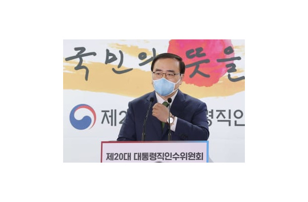 1日、韓国の国家安保室長に起用する人事が発表され、記者会見する金聖翰氏＝ソウル（聯合＝共同）