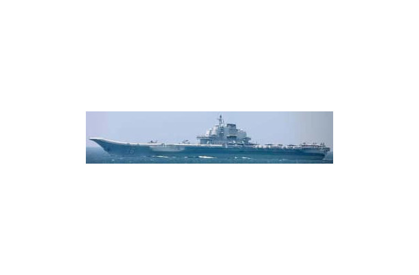 東シナ海から太平洋へ移動した中国海軍の空母「遼寧」（防衛省統合幕僚監部提供）