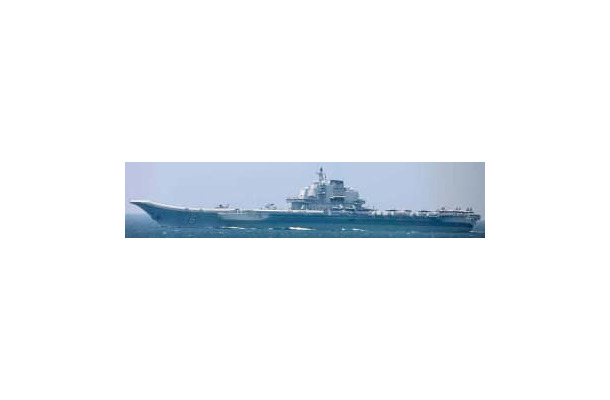 東シナ海から太平洋へ移動した中国海軍の空母「遼寧」（防衛省統合幕僚監部提供）
