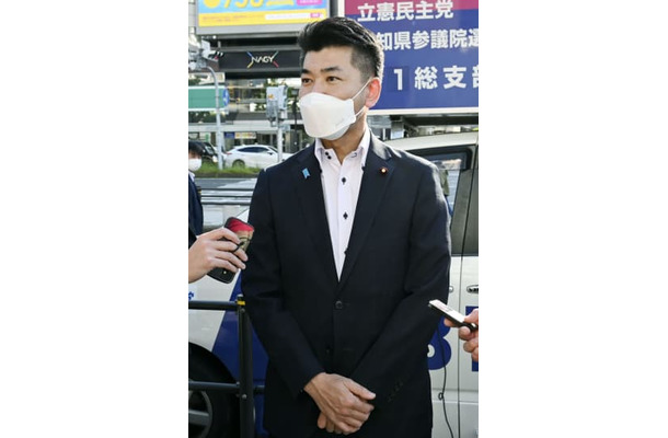 記者団の取材に応じる立憲民主党の泉代表＝3日午後、名古屋市