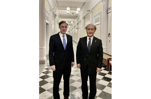 写真に納まる秋葉剛男国家安全保障局長（右）とサリバン米大統領補佐官＝3日、ホワイトハウス（日本大使館提供・共同）