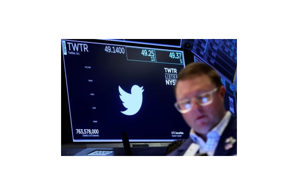 ニューヨーク証券取引所にある画面に映るツイッターのロゴ＝3日、ニューヨーク（ロイター＝共同）