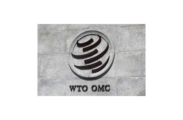 スイス・ジュネーブの世界貿易機関（WTO）本部に掲げられたロゴ＝2020年6月（ロイター＝共同）