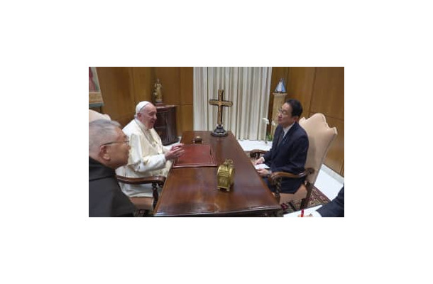 ローマ教皇フランシスコ（左から2人目）と会談する岸田首相＝4日、バチカン（バチカンメディア提供・共同）