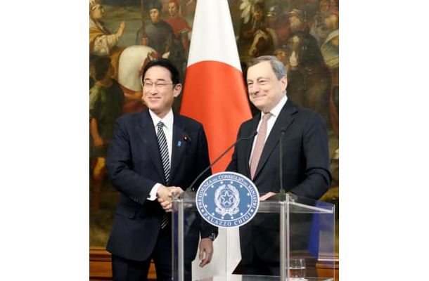 首脳会談後の共同記者発表を終え、イタリアのドラギ首相（右）と握手する岸田首相＝4日、ローマ（共同）