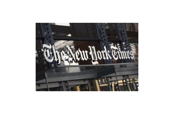 米ニューヨーク・タイムズのビルの看板＝2021年5月、ニューヨーク（AP＝共同）