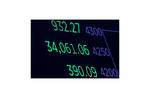 ニューヨーク証券取引所内に設置された4日の終値を示すスクリーン（ロイター＝共同）