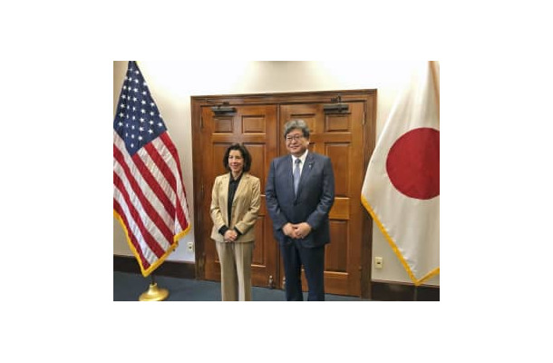 4日、米ワシントンで会談した萩生田経産相（右）とレモンド米商務長官（経産省提供・共同）