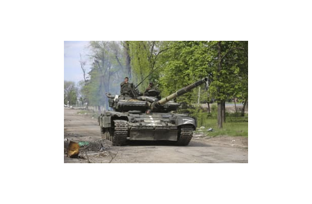 通りを進む親ロシア派武装勢力の戦車＝4日、ウクライナ・マリウポリ（AP＝共同）