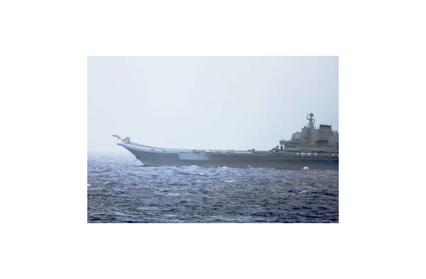 戦闘機が発艦する中国海軍の空母「遼寧」＝4日、沖縄県南方の太平洋（防衛省提供）
