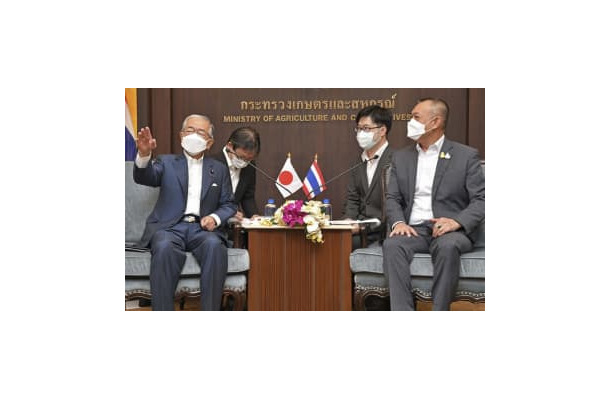 タイのチャルームチャイ農業・協同組合相（右端）と会談する金子農相（左端）＝5日、バンコク（共同）