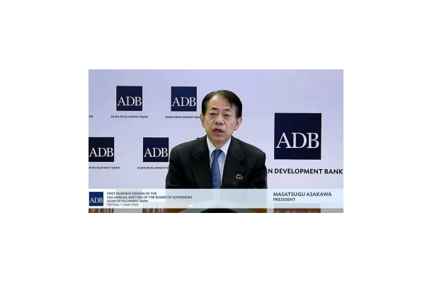 アジア開発銀行の総務会であいさつする浅川雅嗣総裁＝5日