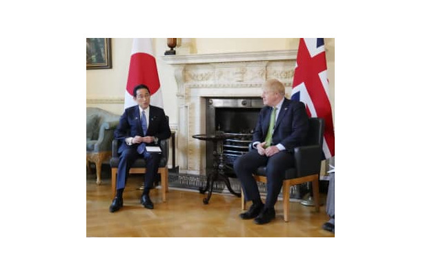 ジョンソン英首相（右）と会談する岸田首相＝5日、ロンドン（共同）