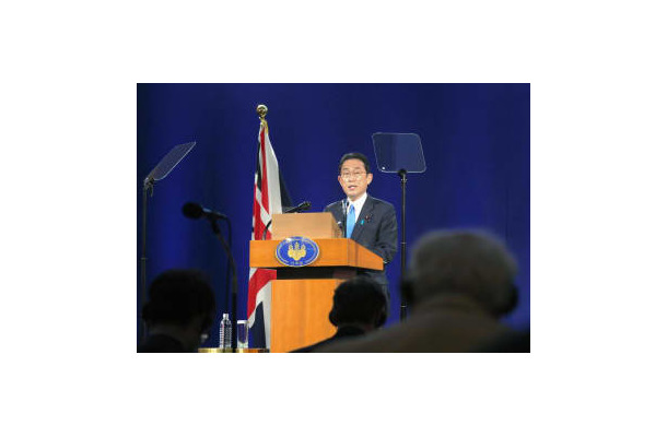 5日、英ロンドンで記者会見する岸田首相（代表撮影・共同）