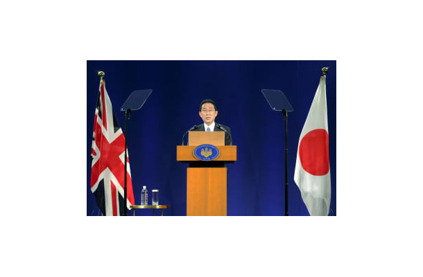 5日、英ロンドンで記者会見する岸田首相（代表撮影・共同）