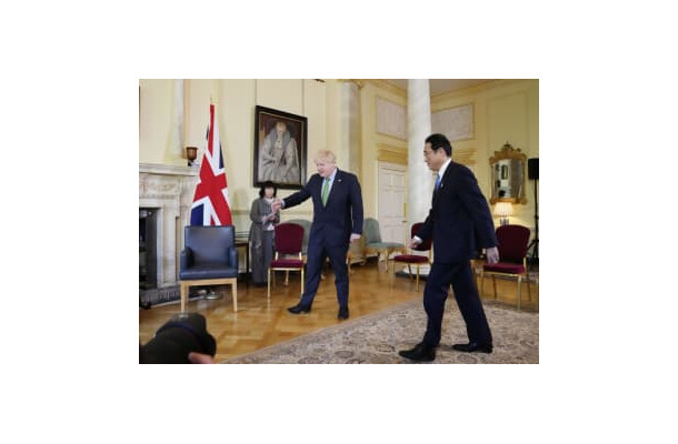 ジョンソン英首相との会談に臨む岸田首相（右）＝5日、ロンドン（共同）