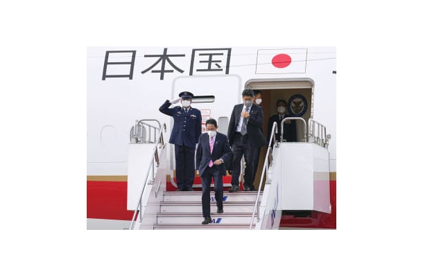 東南アジアと欧州訪問を終え、羽田空港に到着した岸田首相＝6日午後