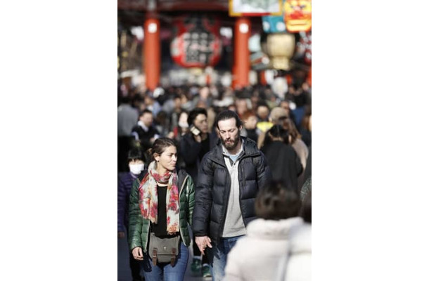 東京・浅草を観光する外国人旅行者ら＝2020年1月