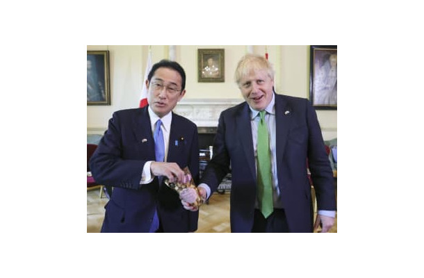 5日、福島産のポップコーンを手にするジョンソン英首相（右）と岸田首相＝ロンドン（英首相官邸提供・共同）