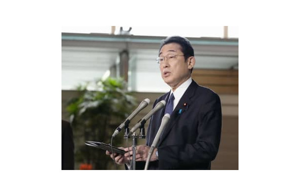 記者団の取材に応じる岸田首相＝9日午前、首相官邸