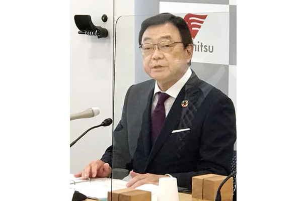 記者会見する出光興産の木藤俊一社長＝10日午後、東京都千代田区
