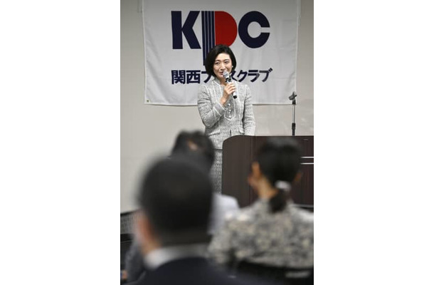 関西プレスクラブの会合で講演する、パナソニックホールディングスの小川理子参与＝10日午後、大阪市