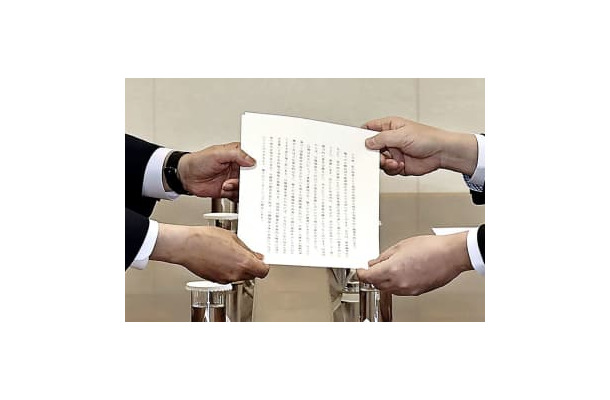 林外相から韓国の尹錫悦大統領に手渡された、岸田首相の親書＝10日、ソウル（聯合＝共同）