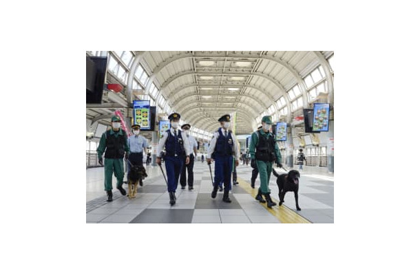 JR品川駅構内を合同パトロールする警察官ら＝11日午前