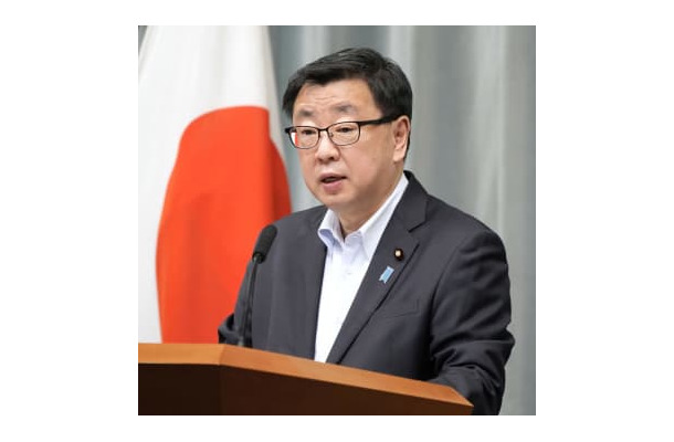 記者会見する松野官房長官＝11日午前、首相官邸