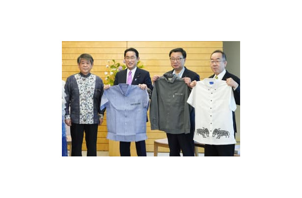 沖縄県の照屋義実副知事（左端）から贈られた「かりゆし」を手にする（同2人目から）岸田首相、松野官房長官、西銘沖縄北方相＝11日午後、首相官邸